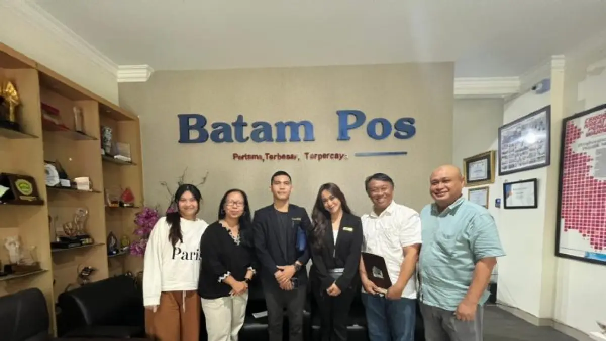 Manajemen Nagoya Hill Hotel foto bersama dengan manajemen Batam Pos. F. dok Batam Pos