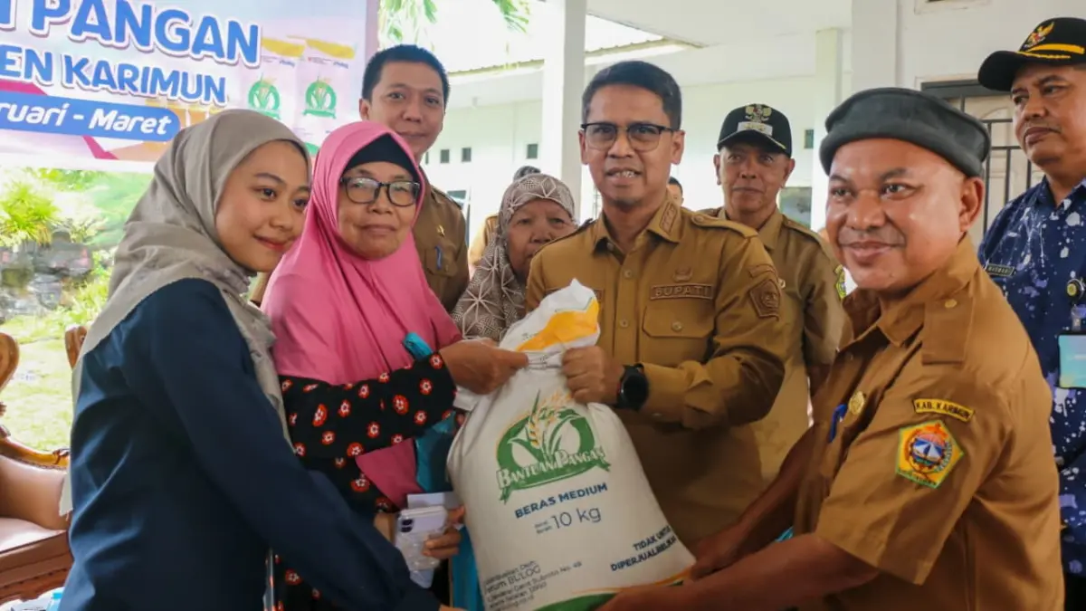 Pemkab Karimun menyerahkan secara simbolis bantuan pangan dalam bentuk beras dan minyak goreng (Migor) bagi 20.235 warga kurang mampu di Meral, Selasa (21/4/2026) kemarin. F Sandi Pramosinto/Batam Pos