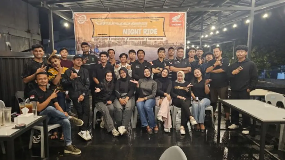 Peserta Vario Night Ride bersama Honda New Vario 125. Kegiatan ini menjadi ajang kebersamaan konsumen dan komunitas Honda.  Foto Honda untuk Batam Pos