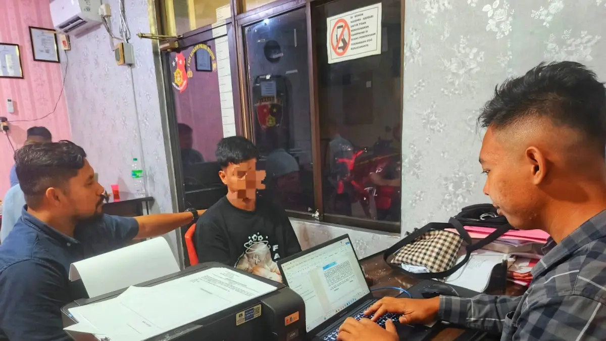 POLISI melakukan pemeriksaan terhadap pelaku pencabulan terhadap anak di bawah umur. F.Polsek Bintan Timur untuk Batam Pos