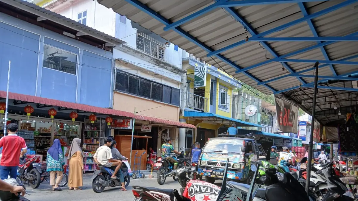 SEBUAH mobil melintas dikawasan Pasar Tarempa beberapa waktu lalu. Jalan sempit selalu menyebabkan kemacetan. F Ihsan Imaduddin/Batam Pos