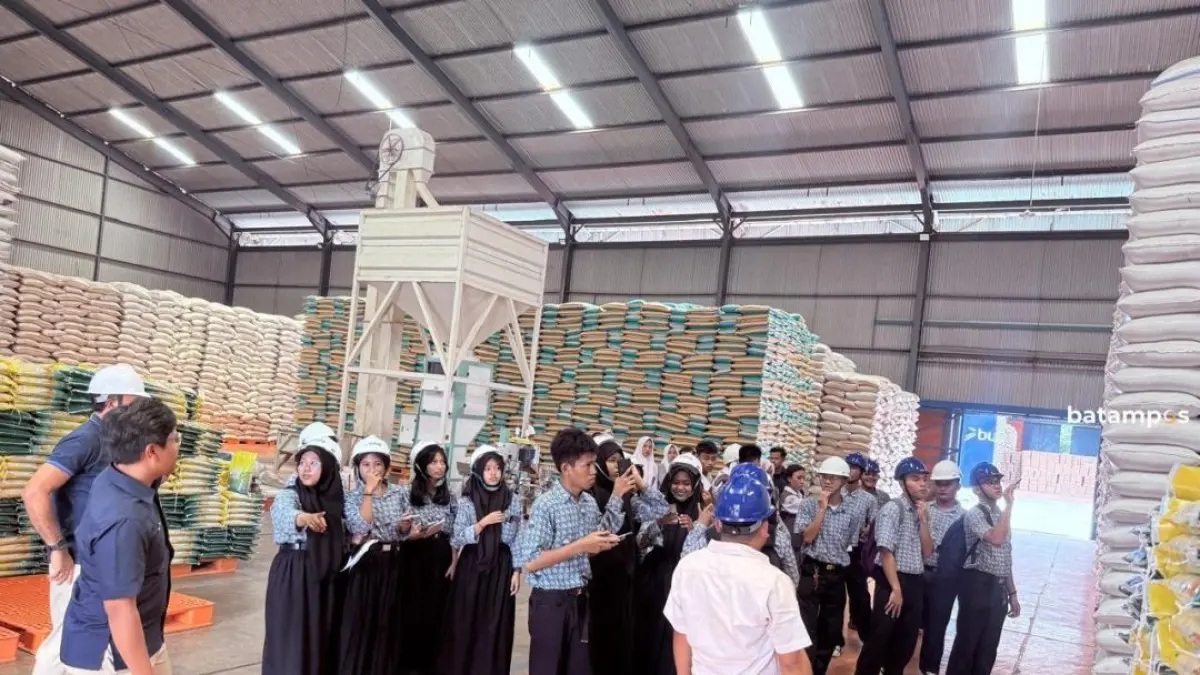 Siswa SMA Negeri 14 Batam mengikuti kegiatan eduwisata di gudang Perum Bulog di kawasan Batu Merah, Batam, Selasa (21/4).