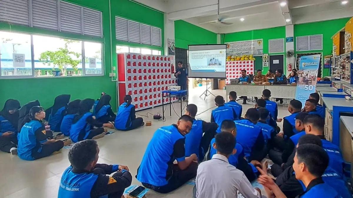 SISWA SMK Negeri 1 Bintan Utara mendapat edukasi keselamatan kelistrikan dan penguatan karakter melalui literasi informasi dan anti hoax di sekolah tersebut, pada Selasa (21/4/2026). F.Slamet Nofasusanto/Batam Pos