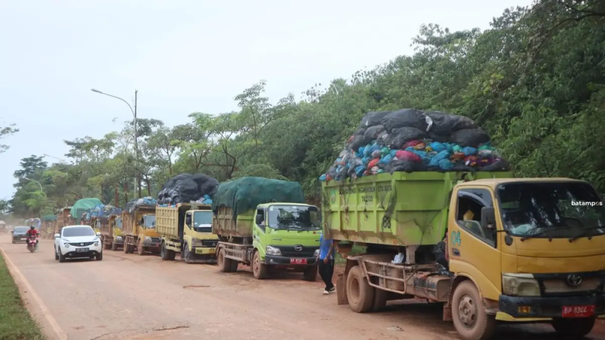 Truk tpengangkut sampah antri saat akan memasuki kawasan Tempat Pembuangan Akhir (TPA) Telaga Punggur, beberapa waktu lalu. F. Cecep Mulyana/Batam Pos