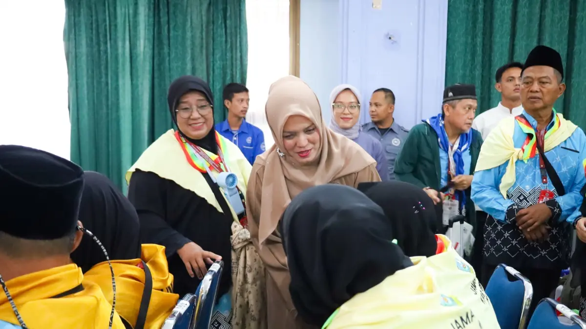 WAKIL Bupati Bintan, Deby Maryanti hadir saat pelepasan jemaah calon haji asal Kabupaten Bintan di Aula Arafah Asrama Haji, Kota Batam, Rabu (22/4/2026). F.Andi untuk Batam Pos