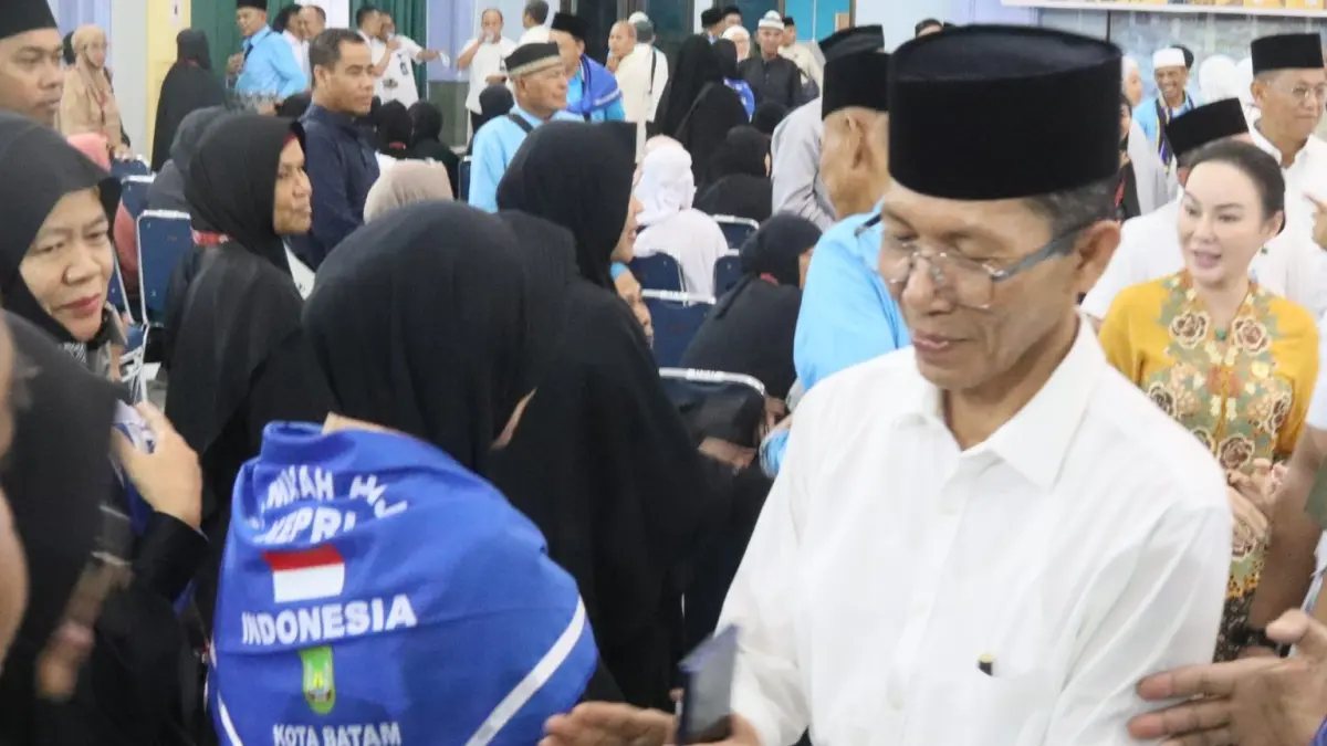 Walikota Batam Amaakar Achmad bersama Wakil Walikota Batam Li Claudia Chandra memberikan bingkisan kepada jamaah calon haji kota Batam di Asrama Hajai Batam, Selasa (21/4). F Cecep Mulyana/Batam Pos