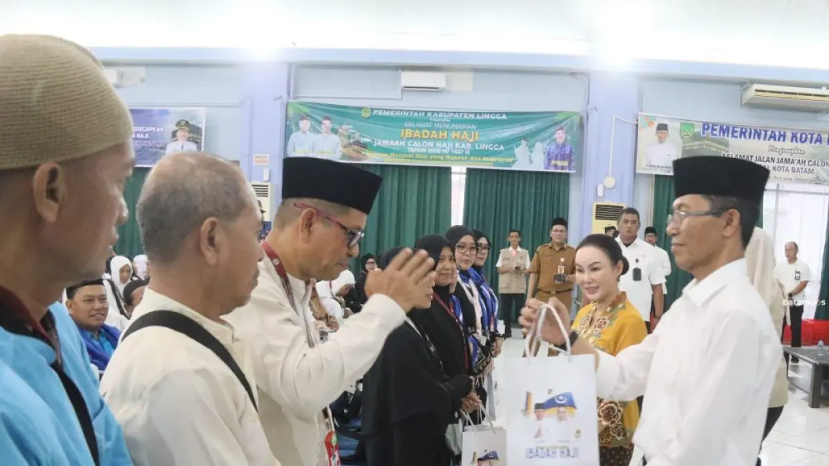 Walikota Batam Amsakar Achmad bersama Wakil Walikota Batam Li Claudia Chandra memberikan bingkisan kepada jamaah calon haji (JCH) Kota Batam di Asrama Hajai Batam, Selasa (21/4). F Cecep Mulyana/Batam Pos