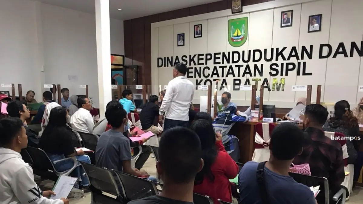 Warga Batam yang hendak mengurus administrasi kependudukan mengantre dipanggil petugas Dinas Kependudukan dan Pencatatan Sipil (Disdukcapil) Kota Batam. F.Rengga Yuliandra