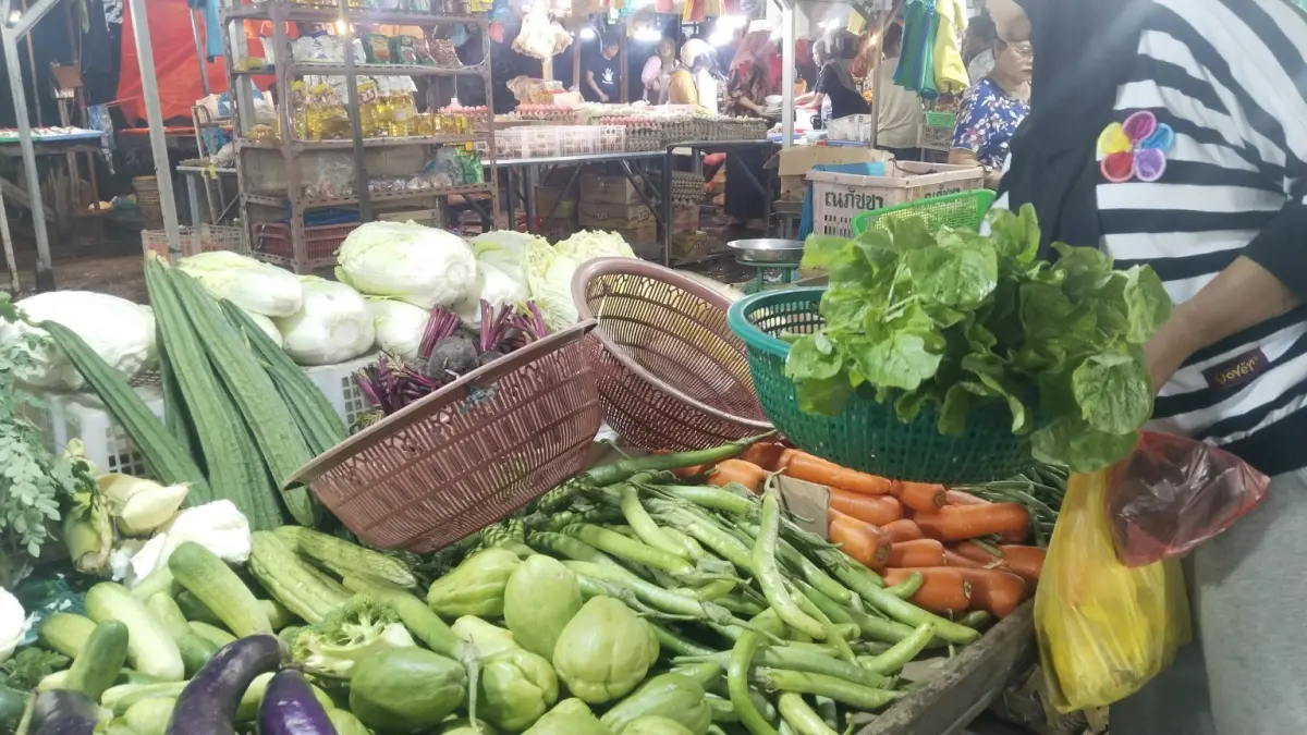 Aktivitas jual beli di pasar tradisional Batam masih berlangsung normal pasca kenaikan harga BBM. Sejumlah komoditas seperti cabai, bawang, hingga ikan terpantau stabil, bahkan sebagian mengalami penurunan harga dibandingkan periode Lebaran lalu. f. rengga/ batampos