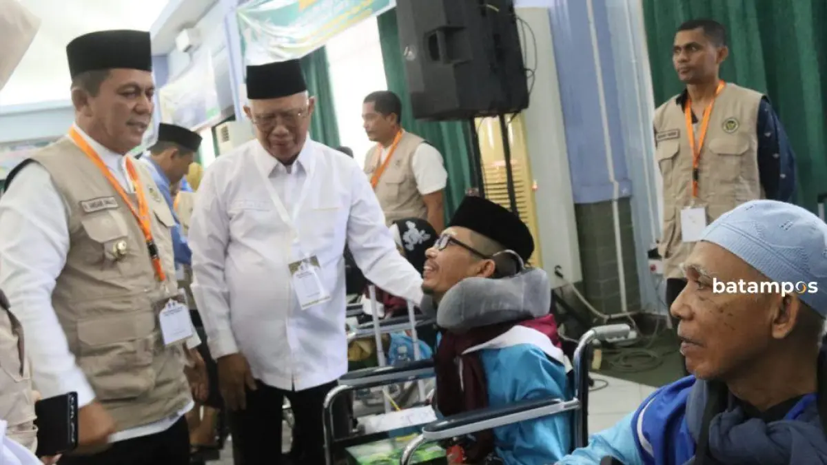 Gubernur Kepri, Ansar Ahmad saat berbincang dengan jamaah haji asal Batam. Foto. Cecep Mulyana/ Batam Pos