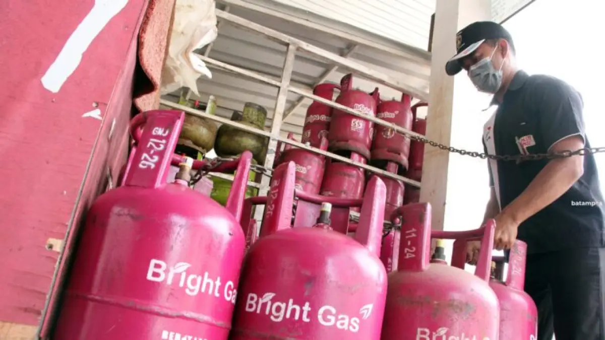 Ilustrasi. Agus, petugas SPBU Tanjunguncang, Batuaji menyusun tabung gas elpiji 12 kilogram. Foto Dokumen Batam Pos