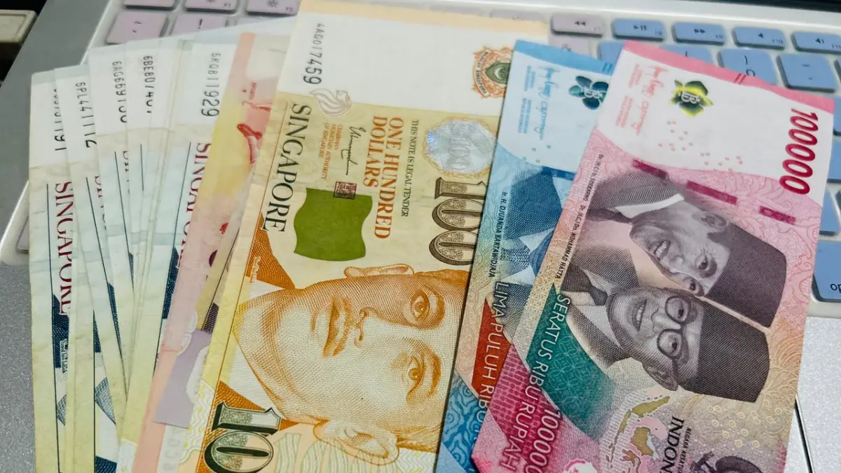 ILUSTRASI mata uang dolar Singapura dan rupiah Indonesia. F Chahaya Simanjuntak/Batam Pos