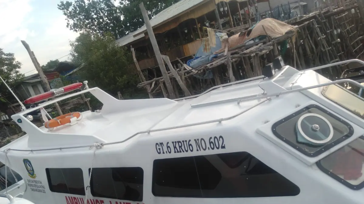 KAPAL Ambulance Laut 03 sandar di Pelabuhan Desa Parit 1, Selat Gelam, Tanjungbalai Karimun, Kamis (23/4/2026). Kapal hibah dari Pemerintah Provinsi Kepri belum difungsikan karena keterbatasan anggaran. F Sandi Pramosinto/Batam Pos