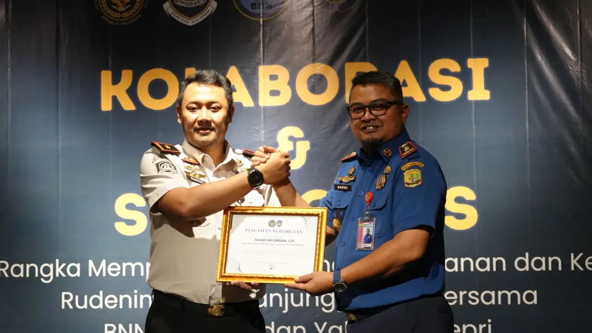 KEPALA Rudenim Pusat Tanjungpinang, Rakha Sukma Purnama saat menerima penghargaan. F. Rudenim Tanjungpinang untuk Batam Pos