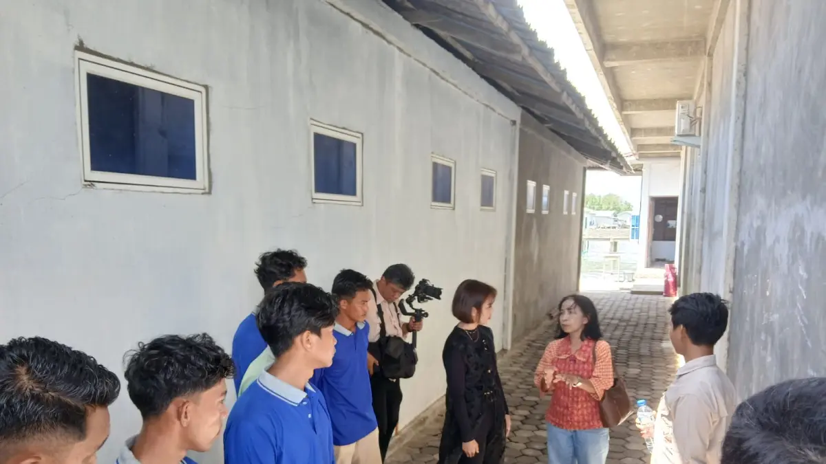 KETUA tim investigasi BGN, Arie Karimah Muhammad (berbatik merah) saat meninjau lokasi dapur MBG Air Asuk, Kamis (23/4/2026). F Ihsan Imaduddin/Batam