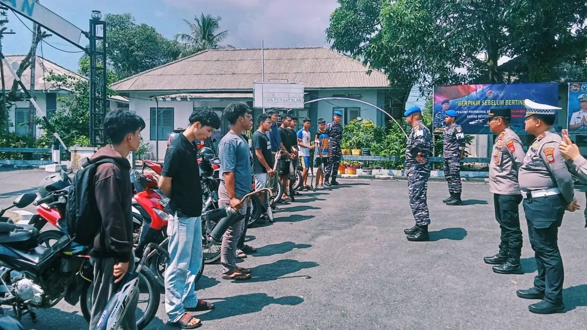 PENGENDARA yang terjaring razia langsung diminta mengganti knalpot brongnya dengan yang standar, Rabu (22/04/2026). F.Lanal Bintan untuk Batam Pos