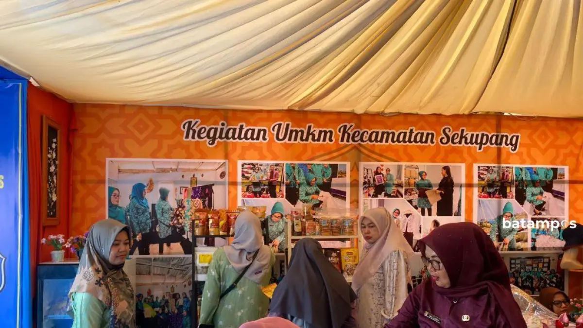 Suasana bazar UMKM dalam rangka MTQH Batam yang dipadati pengunjung. Selama sepekan, pelaku usaha mikro berhasil membukukan omzet hingga Rp640 juta. F. Rengga Yuliandra/ Batam Pos