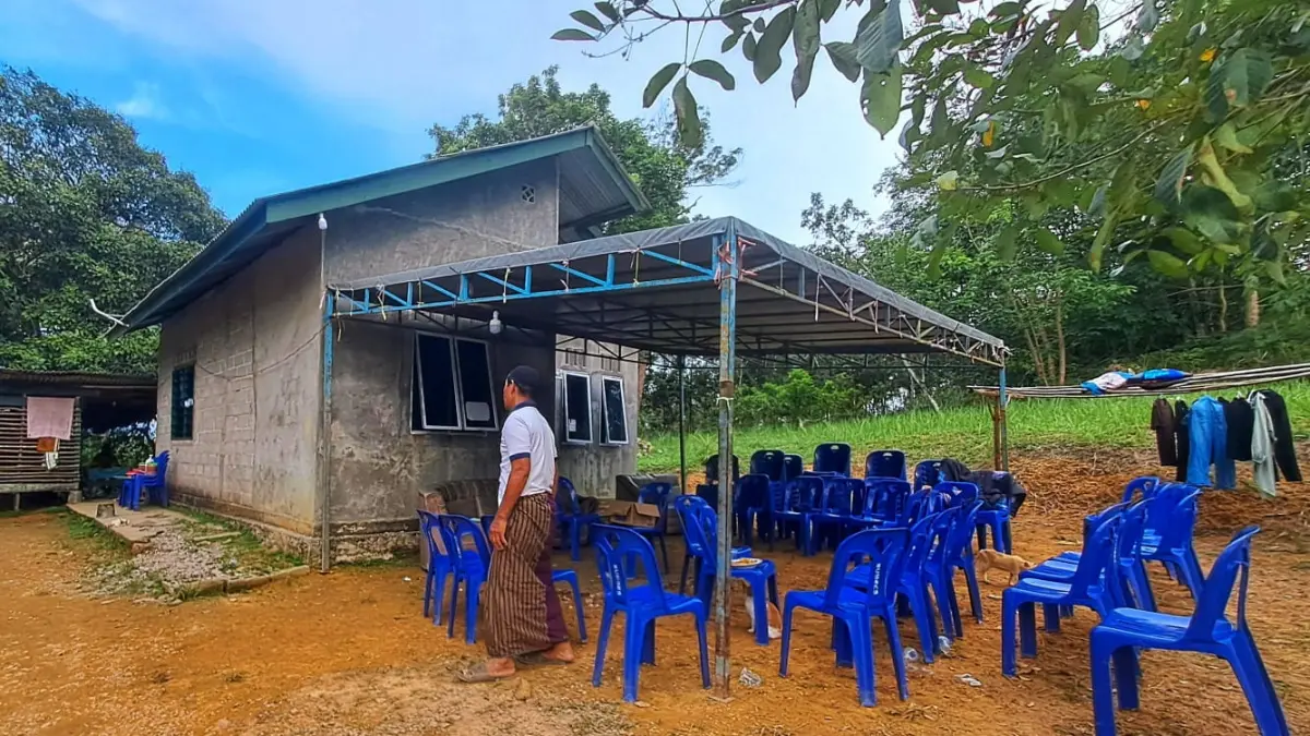 SUASANA rumah duka korban laka tunggal di RT 004 RW 009, Kampung Purwodadi, Desa Ekang Anculai, Kecamatan Teluk Sebong, Rabu (22/4/2026). F.Slamet Nofasusanto/Batam Pos

