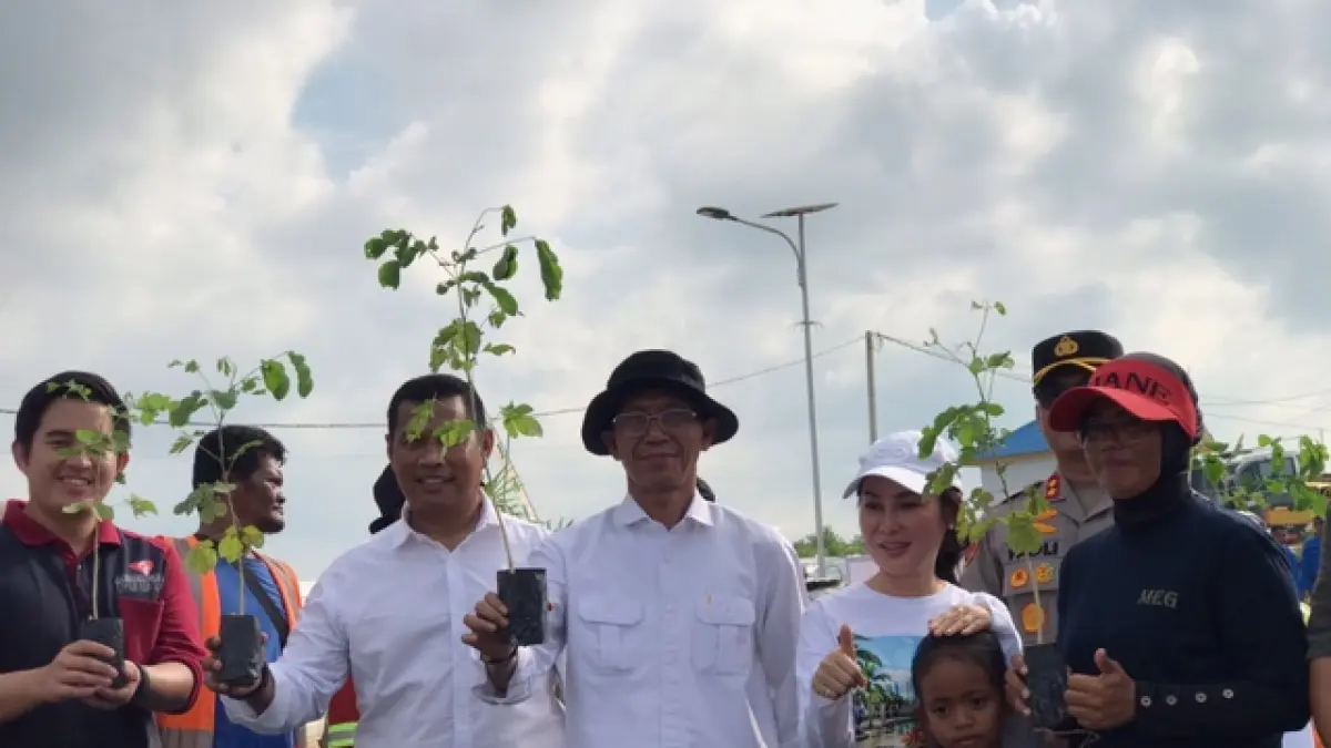 Wali Kota Batam sekaligus Kepala BP Batam Amsakar Achmad saat memberikan keterangan  usai kegiatan Hari Bumi dan gotong royong di kawasan Tanjung Banon, Rabu (22/4) sore. Foto: M. Sya