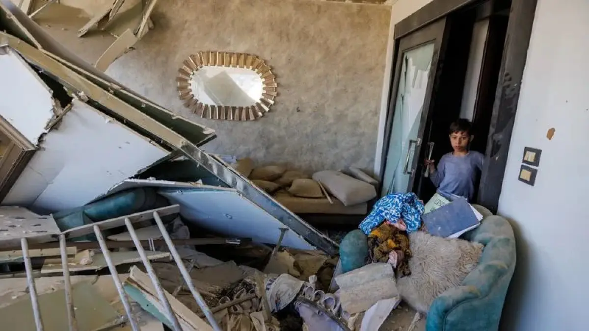 SEORANG anak laki-laki berdiri di dałam apartemen tetangganya yang rusak akibat serangan Israel, di Tyre, Libanon Selatan, Kamis (23/4/2026) kemarin. Di tengah gencatan senjata sementara antara Lebanon dan Israel, konflik AS- Iran yang jadi pemicu serangan ke Libanon ini juga semakin memanas. F. Zohra Bensemra/Reuters