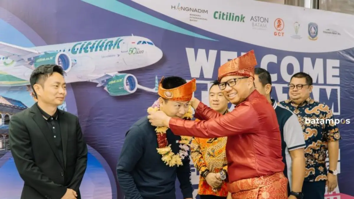 Wisatawan asal China saat tiba di Bandara Hang Nadim Batam beberapa waktu lalu. Wisman itu disambut oleh manajeman PT Bandara Internasional Batam (BIB), Dispar Kepri serta Asparnas di pintu kedatangan internasional Bandara Hang Nadim. (F. Azis Maulana / Batam Pos)