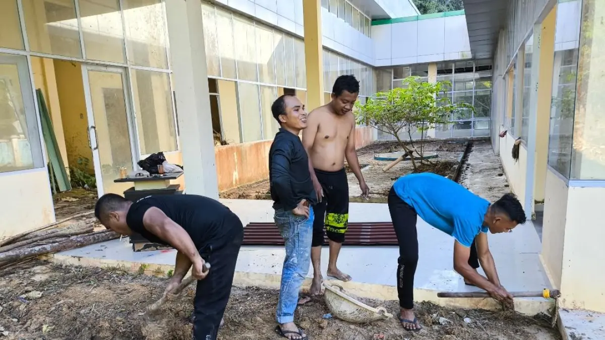 Anggota Satpol PP Anambas membersihkan gedung Puskesmas Tarempa yang akan digunakan sebagai kantor mereka, Jumat (24/4/2026). F Ihsan Imaduddin/Batam Pos