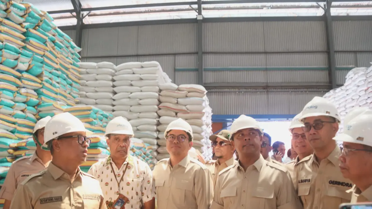 DPR RI bersama Wagub Kepri dan rombongan kunjungi Gudang Bulog Batam di Batuampar, yang diterima langsung Pincab Bulog Batam, Jumat (24/4/2026). F Cecep Mulyana/Batam Pos