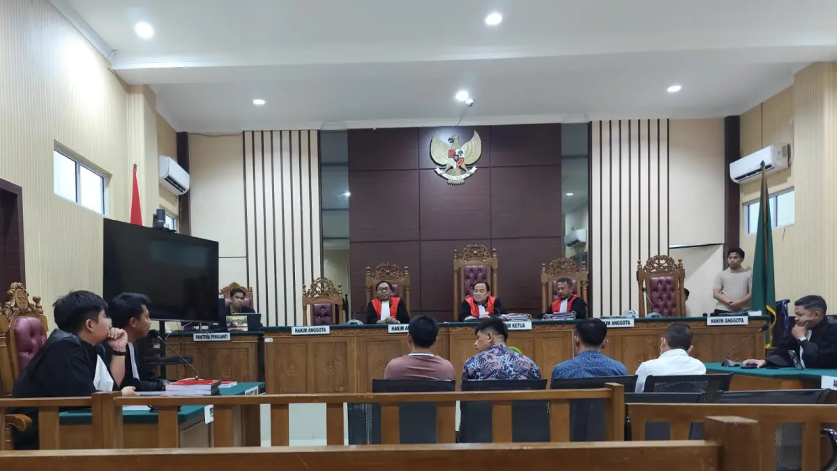 JAKSA Penuntut Umum (JPU) saat membacakan tuntutan hukuman para terdakwa dugaan korupsi Jembatan Marok Kecil Lingga di PN Tanjungpinang, Jumat (24/4/2026) kemarin. F M Ismail/Batam Pos