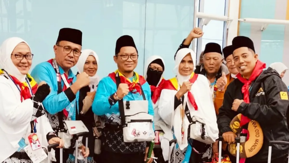 KETUA rombongan, Komaruddin bersama JCH Karimun foto bersama di Madinah. F Ist untuk Batam Pos