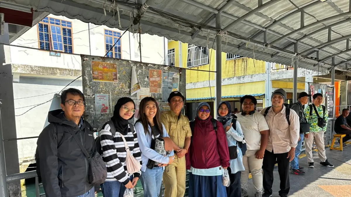 KETUA Tim Peneliti IPB, Andy Afandy bersama dengan anggotanya saat tiba di Tarempa. Mereka akan menelusuri jenis Rafflesia di kawasan Bukit Tabir, Desa Tarempa Selatan. F Ihsan Imaduddin/Batam Pos