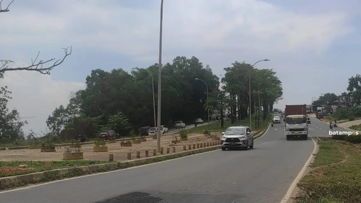 Kondisi jalan amblas di Jalan Yos Sudarso, tepatnya di atas Terowongan Pelita, Kota Batam, yang menyebabkan permukaan aspal bergelombang dan berpotensi membahayakan pengendara. Foto: Cecep Mulyana/Batam Pos