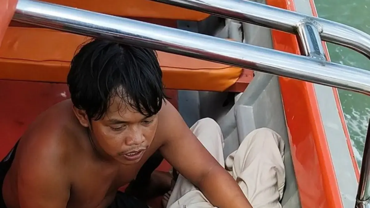 KRU speedboat Ery Suandy mengevakuasi Cso, yang melompat ke laut diduga karena frustrasi, Jumat (24/4/2026). F Sandi Pramosinto/Batam Pos