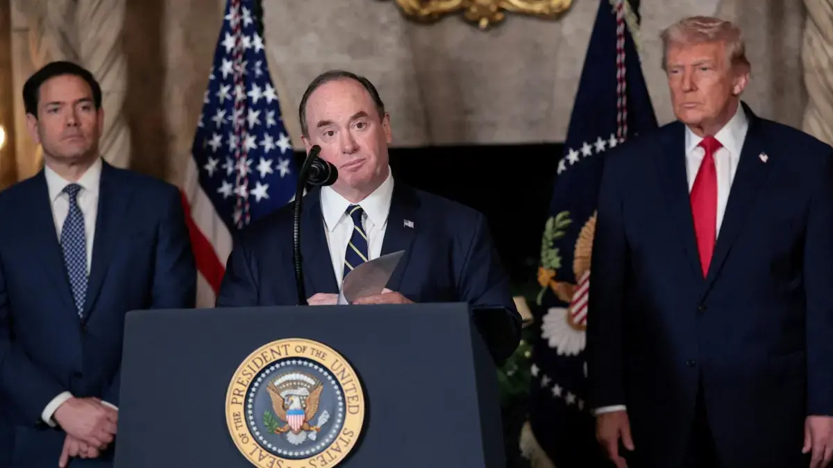 Menteri Angkatan Laut AS John Phelan berbicara, setelah Presiden Donald Trump mengumumkan "Armada Emas" Angkatan Laut, di Mar-a-lago di Palm Beach, Florida, AS, 22 Desember 2025. (REUTERS/Jessica Koscielniak).

 