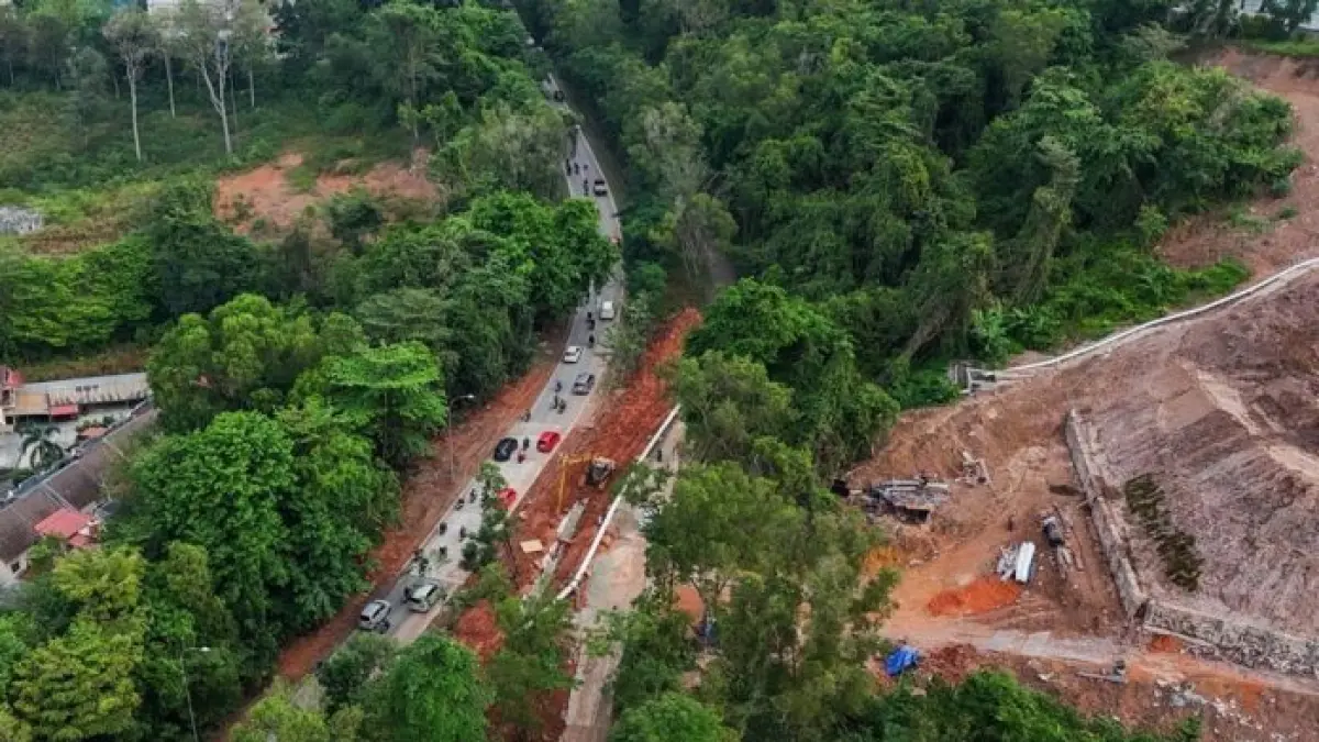 Pekerjaan perbaikan Jalan Gajah Mada di kawasan tanjakan menuju Hotel Vista telah rampung pada tahap betonisasi. Saat ini BP Batam melanjutkan pembangunan drainase di bahu jalan sebelum pengaspalan akhir dilakukan. / BP Batam