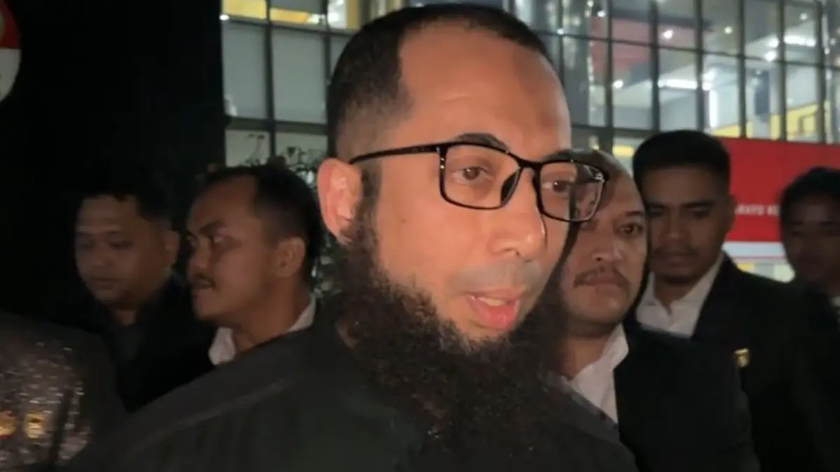 Pendakwah Ustaz Khalid Basalamah usai menjalani pemeriksaan KPK, terkait korupsi kuota haji 2024. (ANTARA)