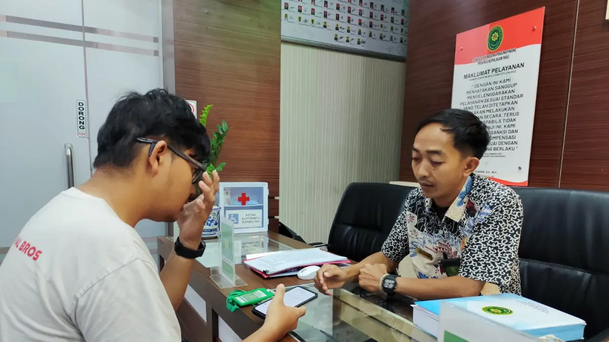 PENGUNJUNG saat mencari informasi perkara di PTSP PN Tanjungpinang, Jumat (24/4/2026). F. Mohamad Ismail/Batam Pos