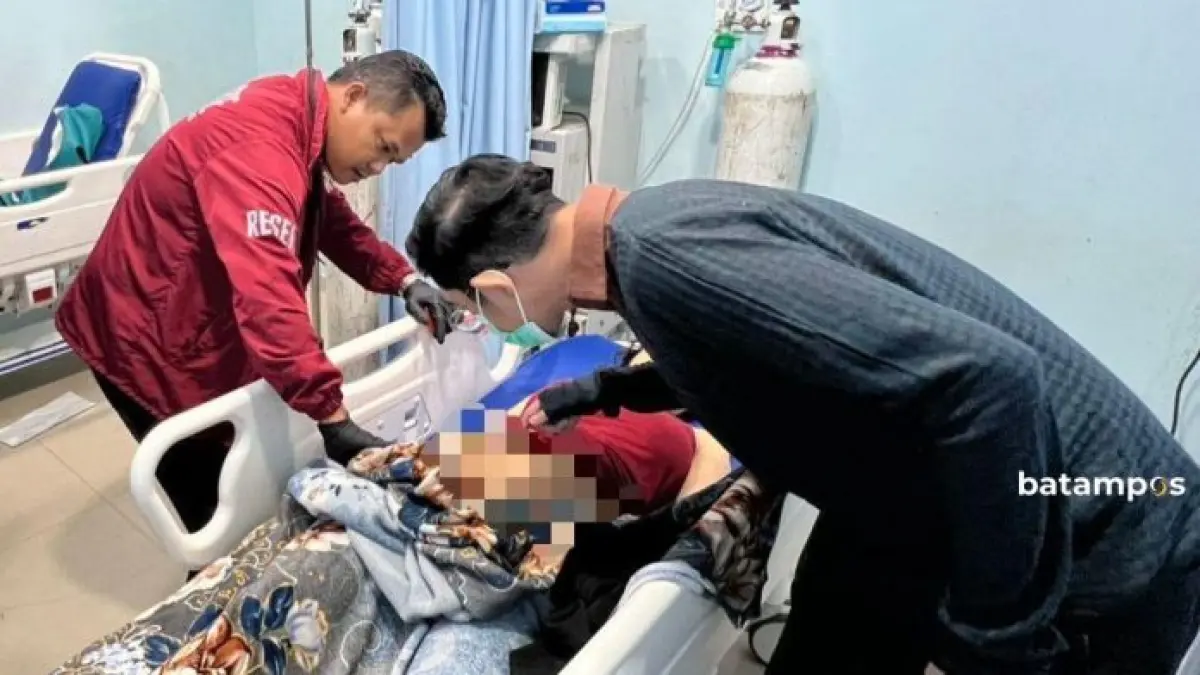 Polisi melakukan pemeriksaan pada jasad korban saat di RS Graha Hermine.