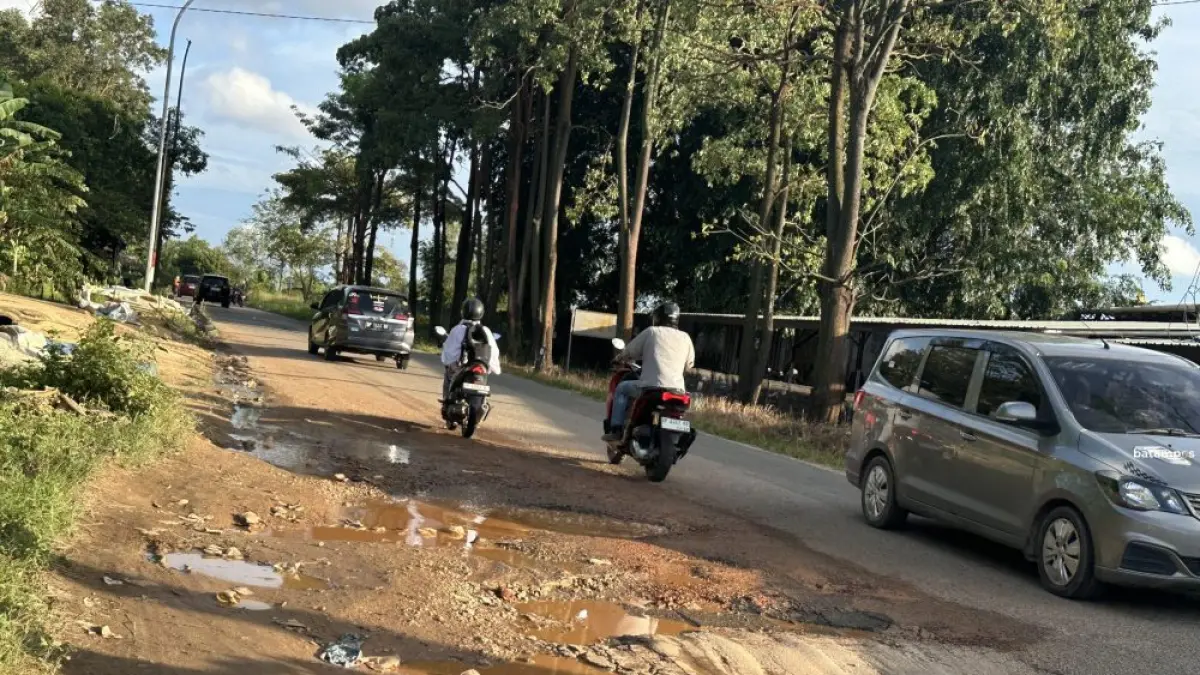 Salah satu titik jalan yang rusak di Tanjung Riau. (F.Yofi Yuhendri)