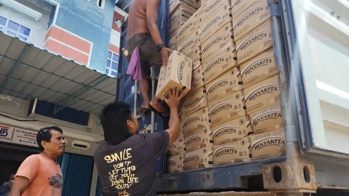 STOK Belasan ribu dus minyak goreng Minyakita yang tiba di Tanjungpinang Maret lalu, kini menipis. F. Mohamad Ismail/Batam Pos