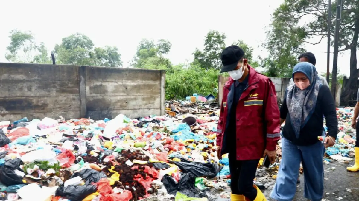 Wali Kota Batam Amsakar Achmad saat meninjau TPS di Tanjunguma. (Pemko Batam untuk Batam Pos)