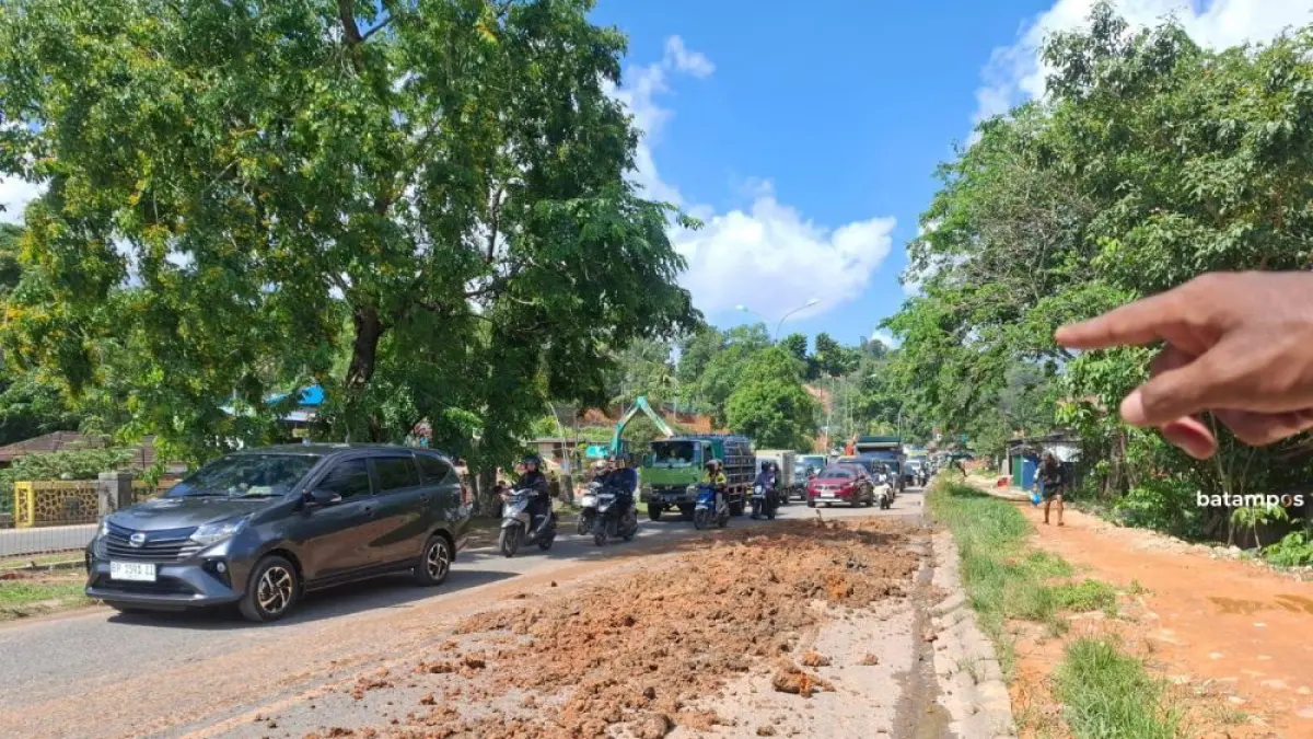 Ceceran tanah di sepanjang Jalan Letjend Suprapto, tepatnya dari Simpang Dam hingga arah Simpang K-Square, Jumat (25/4).