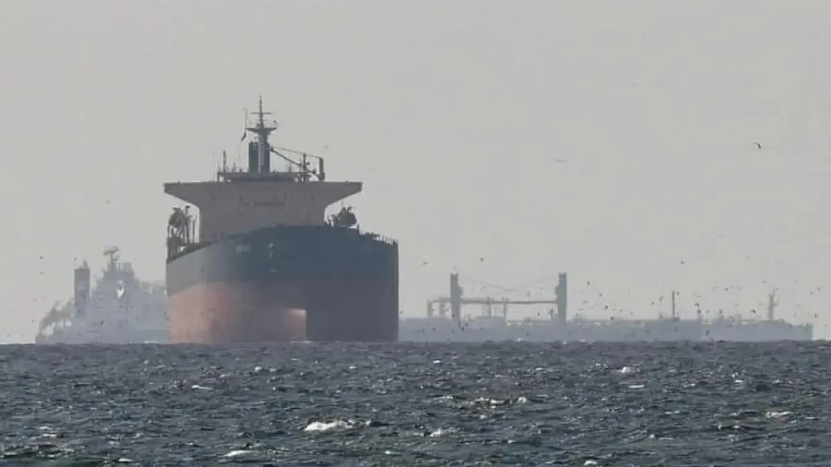 Ilustrasi Kapal kargo berlayar di Teluk dekat Selat Hormuz. Iran menyatakan jalur vital energi itu terbuka bagi negara-negara sahabat mereka. (The Guardian)