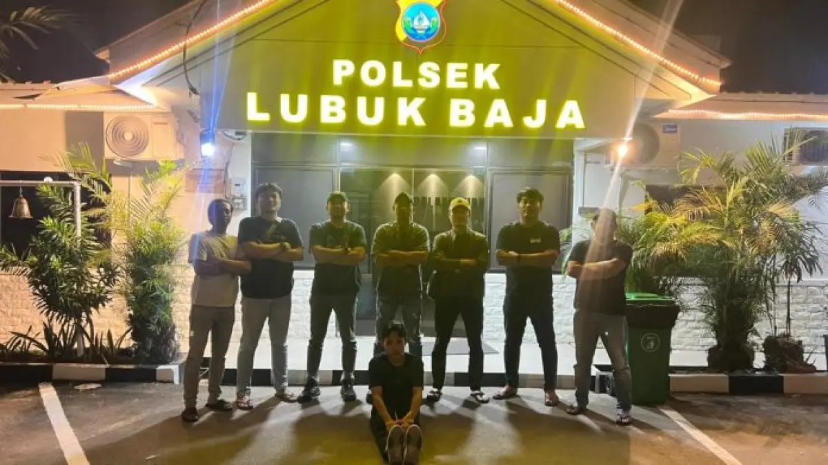 Pelaku penikaman diamankan personel Polsek Lubukbaja. F. Istimewa