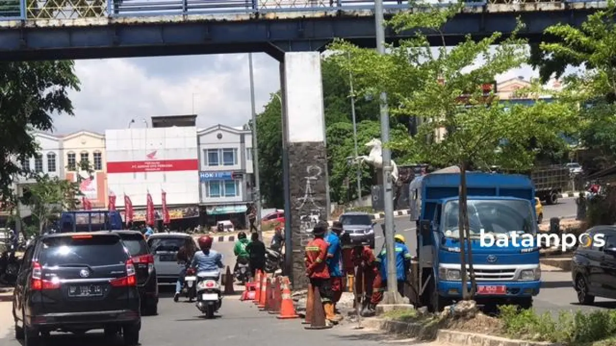 Petugas melakukan penutupan U-turn di samping SDN 001 Batam Kota dari arah Bengkong menuju Patung Kuda, Jumat (24/4) siang. F: M. Sya’ban / Batam Pos