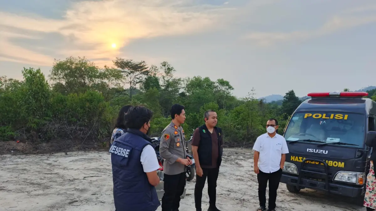 POLISI dan Tim forensic dari RS Bhayangkara berkoordinasi terkait penyelidikan kasus kematian wanita muda, JPB di Batuaji, Sabtu (25/4/2026). F Yofi Yuhendri/Batam Pos