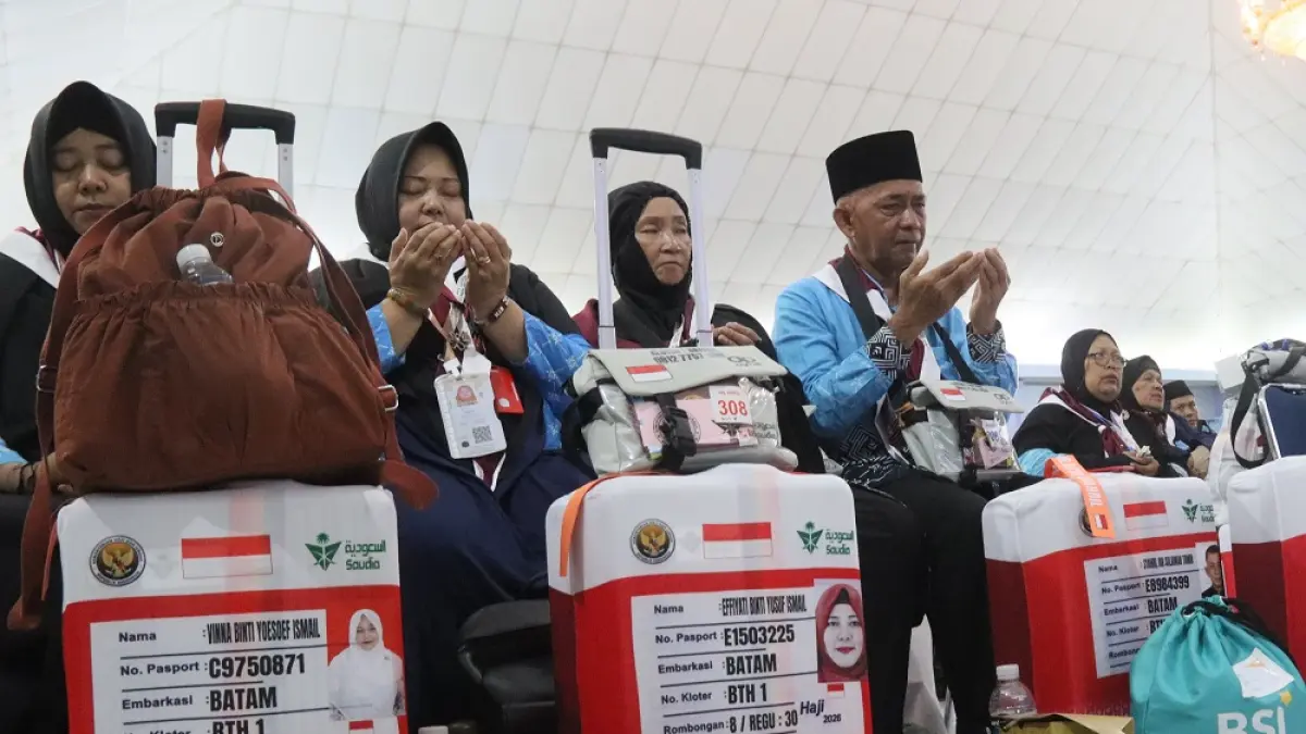Jemaah calon haji Kloter Pertama Embarkasi Batam bersiap-siap diberangkatkan dari Asrama Haji Batam, Rabu (22/4). Enam JCH asal Kepri ditunda keberangkatannya karena alasan kesehatan. F. Cecep Mulyana/Batam Pos