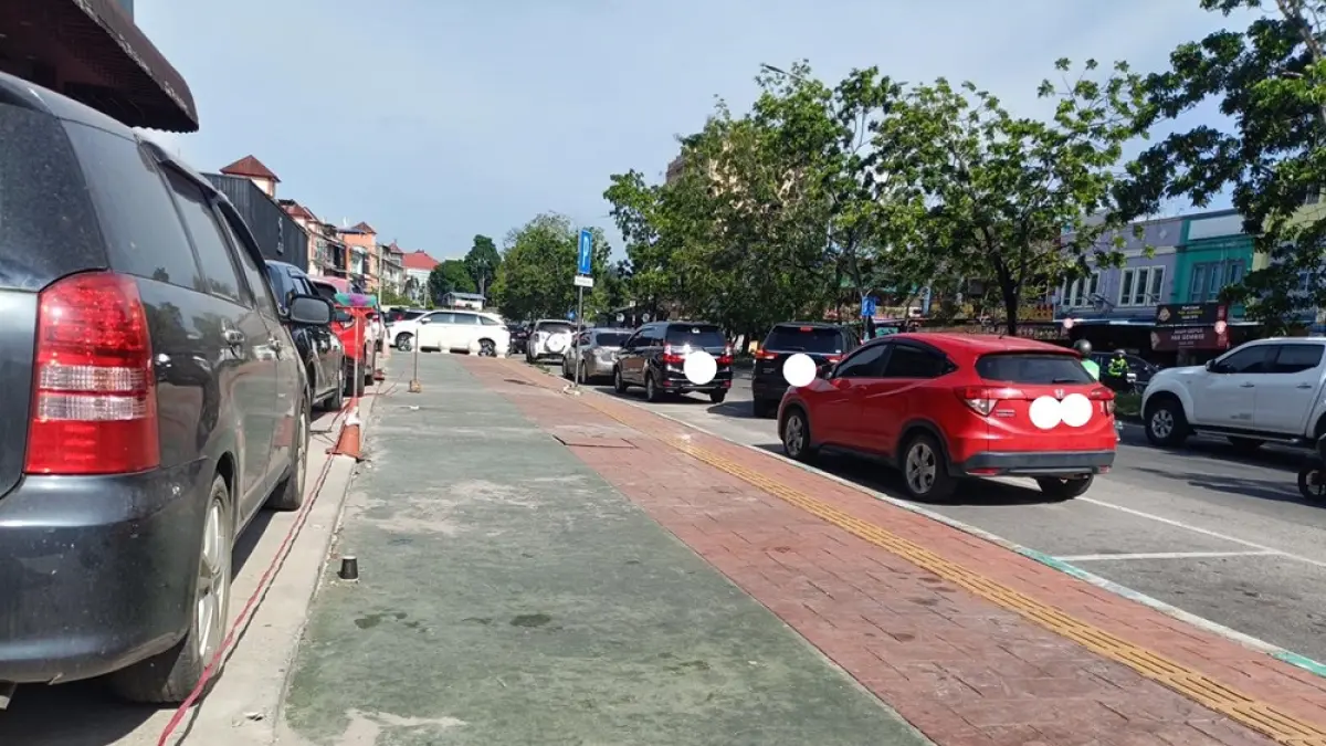 Kondisi trotoar di kawasan Greenland, Batam Center, yang kini kembali tertib setelah penertiban parkir liar oleh Dishub. F. M. Sya