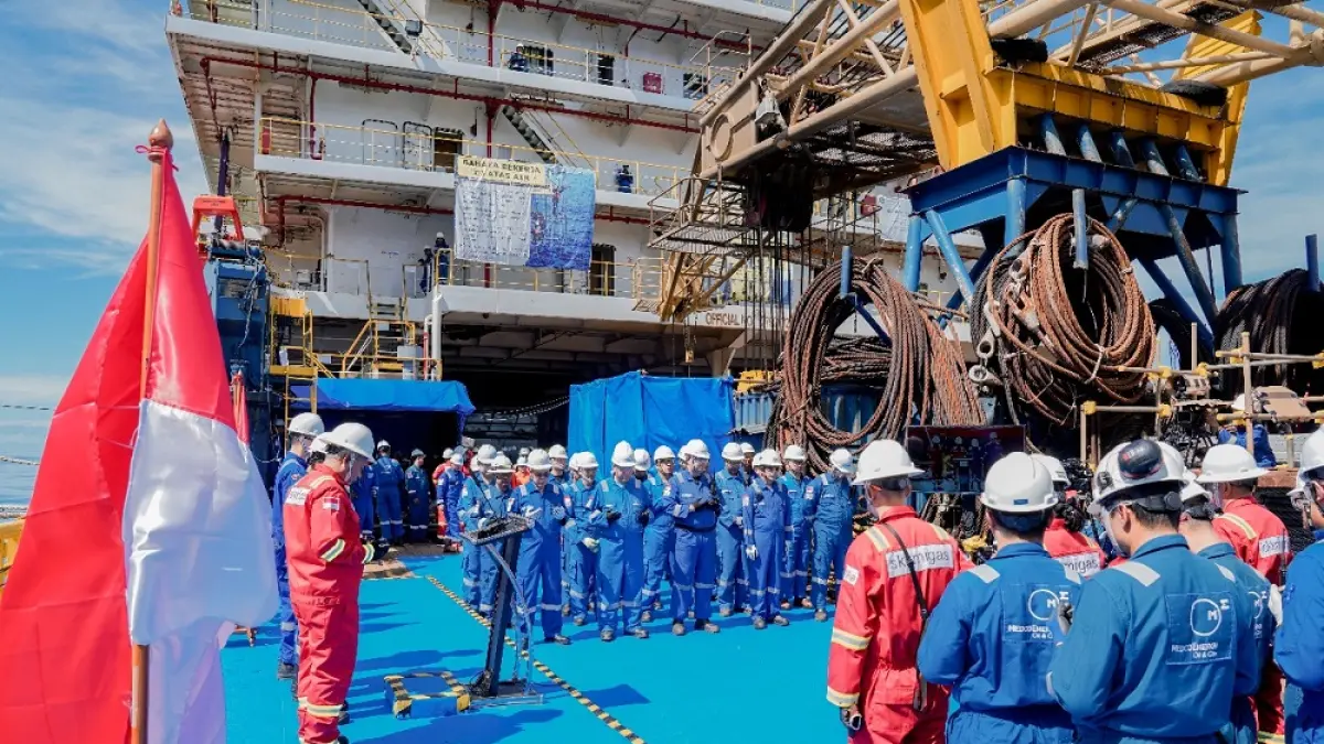 Sejumlah pekerja  sedang melaksanakan apel sebelum melakukan pengeboran Migas di perairan Kepulauan Anambas. Saat ini DBH Migas Kabupaten Kepulauan Anambas hanya tersisa Rp 59 miliar. F. SKK Migas untuk Batam Pos