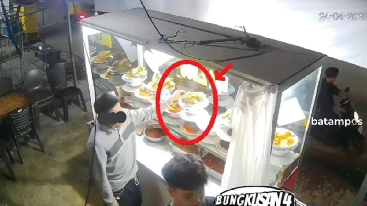 Tangkapan layar aksi seorang pria menggondol lauk lalu kabur tanpa bayar sambil bawa 4 bungkus nasi Padang. F. x.com/Yuk Berisik