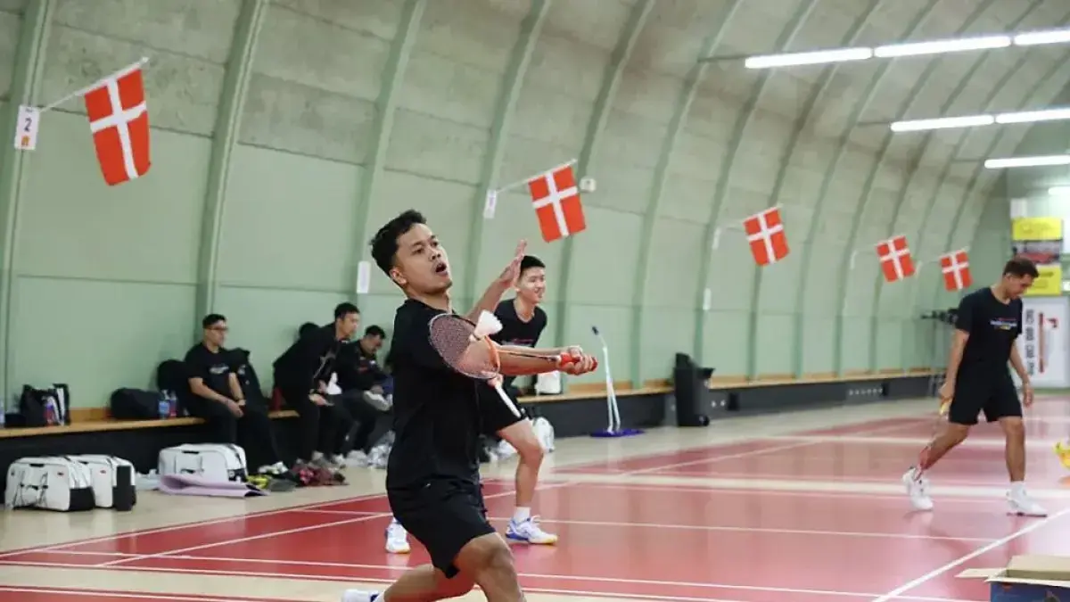 Tunggal putra Indonesia Anthony Sinisuka Ginting saat berlatih pada hari pertama jelang Piala Thomas dan Uber 2026 di Horsens Badminton Club, Denmark, Sabtu (18/4/2026). F. ANTARA/HO-PBSI